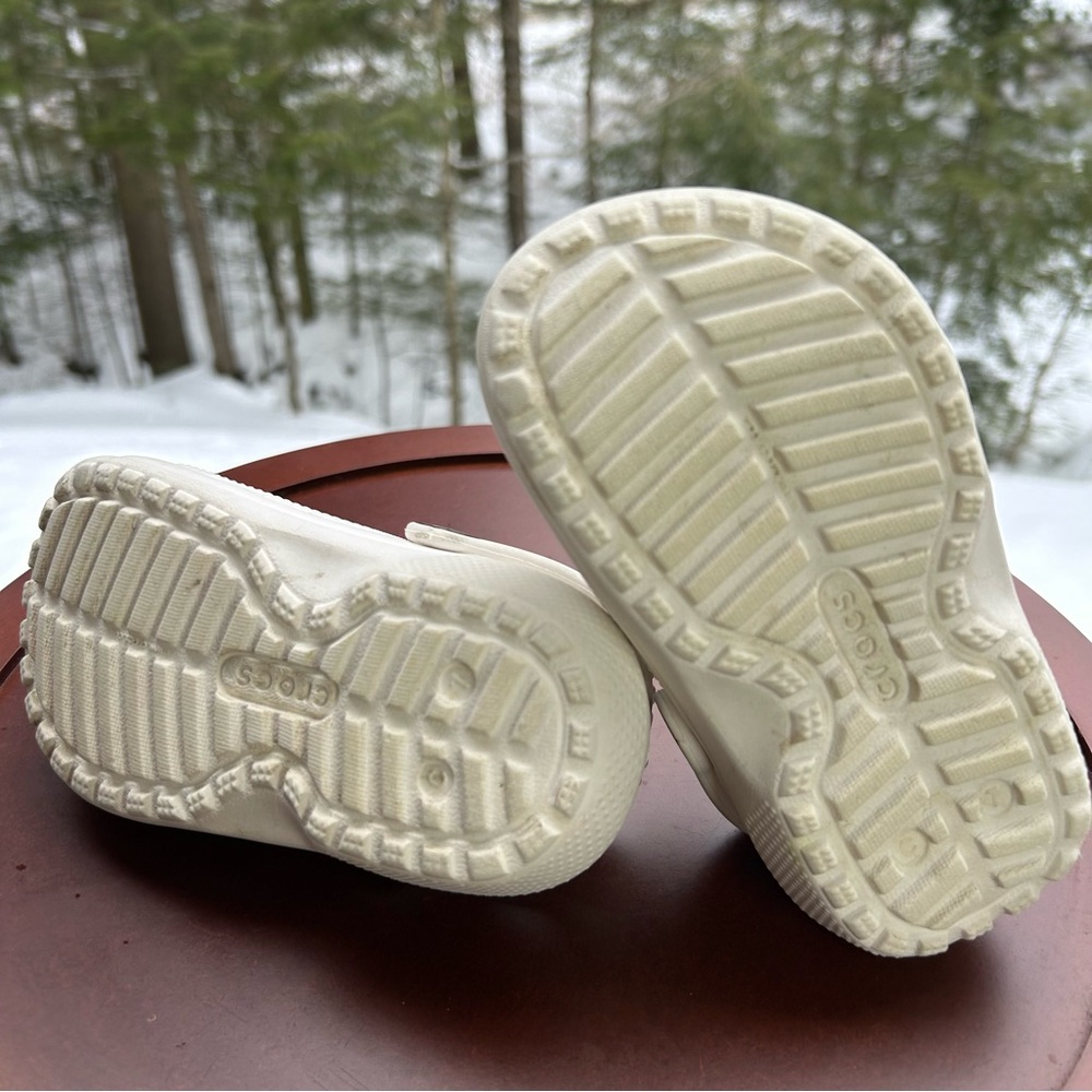 White Fleece-Lined Crocs | Toddler Size 7 | Spring Clogs | Cozy Slip On Shoes - Picture 8 of 10